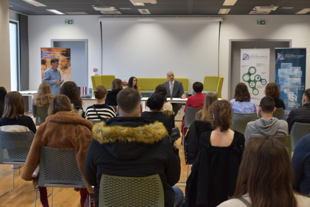 Trideset i dvoje učenika i studenata sa županom potpisalo ugovore o stipendiranju