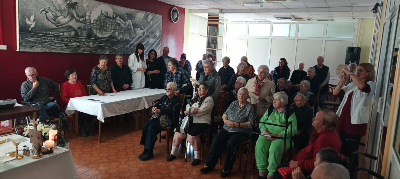 Biskup Rogić posjetio štićenike i osoblje Cvjetnog doma