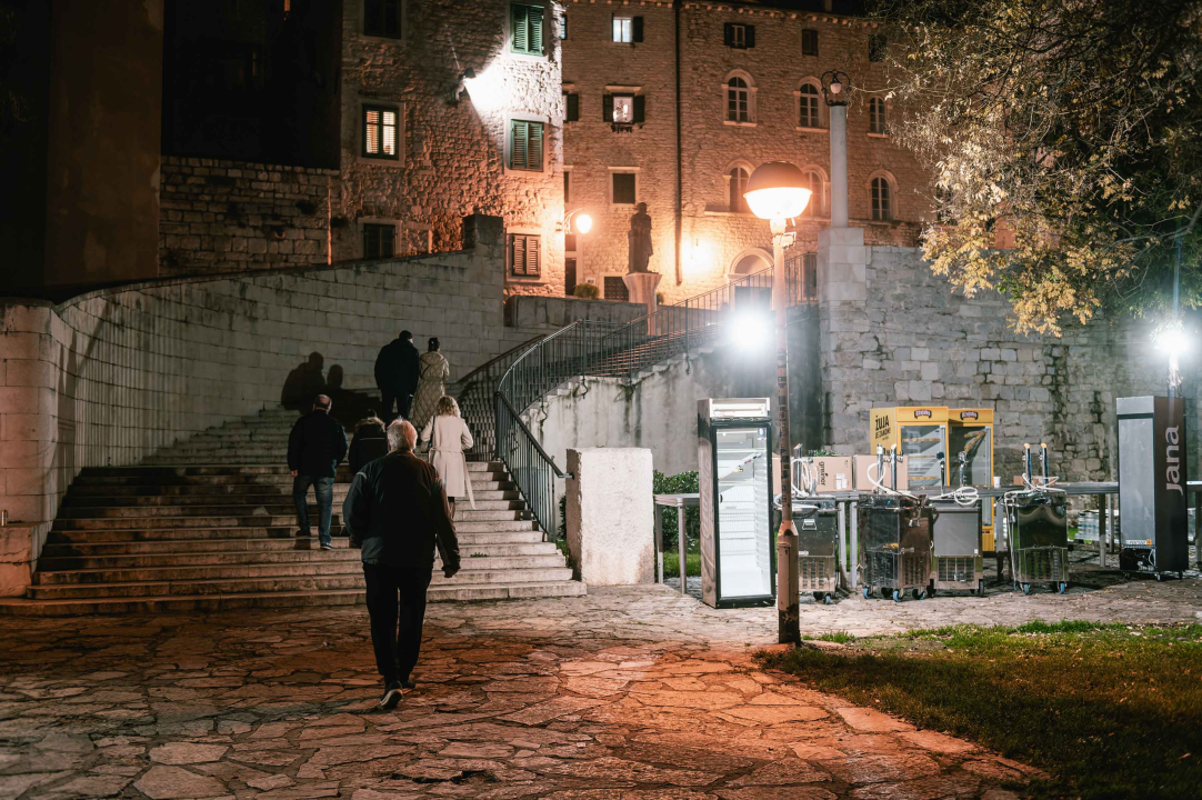 Šibenik se sprema za večer o kojoj će se dugo pričati: Montiraju se pozornica i šankovi