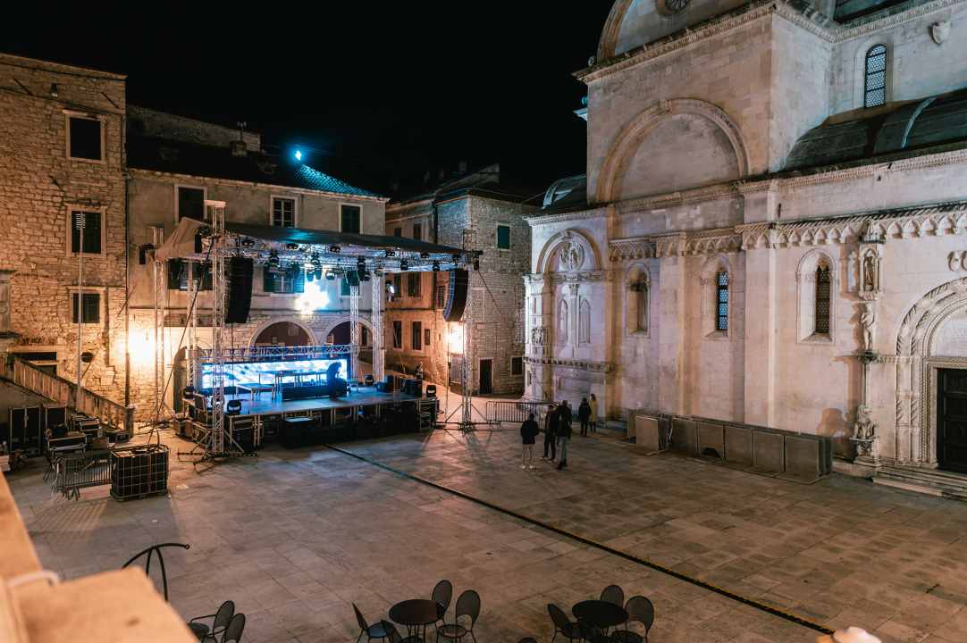 Šibenik se sprema za večer o kojoj će se dugo pričati: Montiraju se pozornica i šankovi