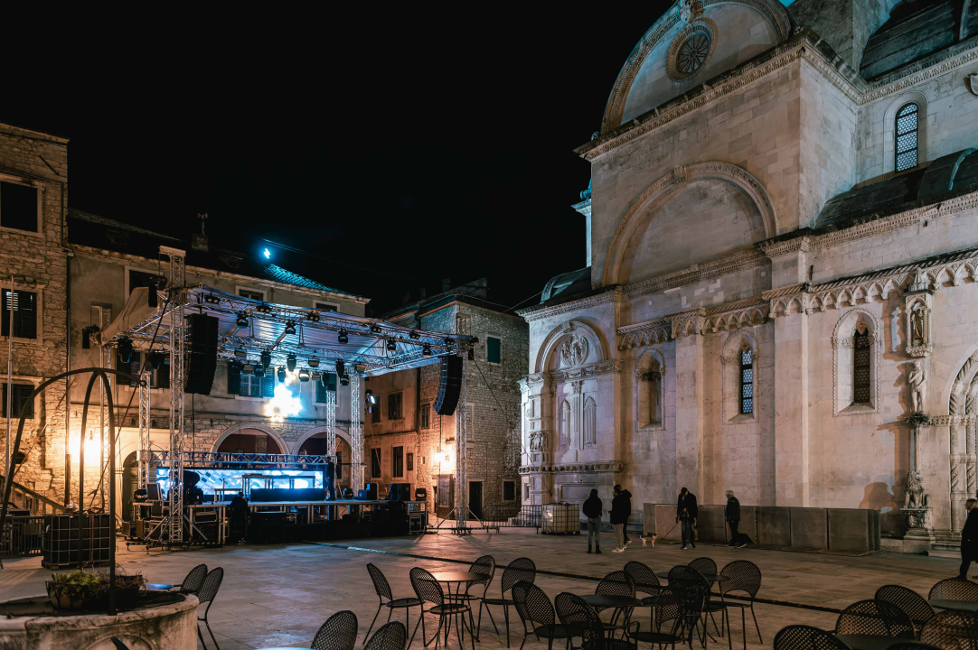 Šibenik se sprema za večer o kojoj će se dugo pričati: Montiraju se pozornica i šankovi