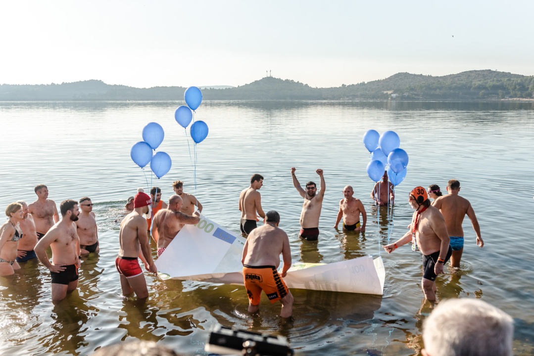 Nekoliko odvažnih okupalo se na Banju u podne na samu Novu godinu: 'U-vodi-mo euro' 