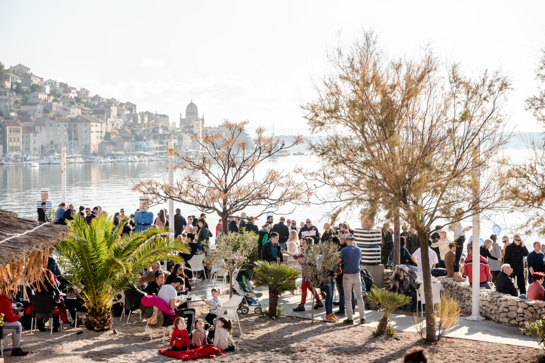 Nekoliko odvažnih okupalo se na Banju u podne na samu Novu godinu: 'U-vodi-mo euro' 