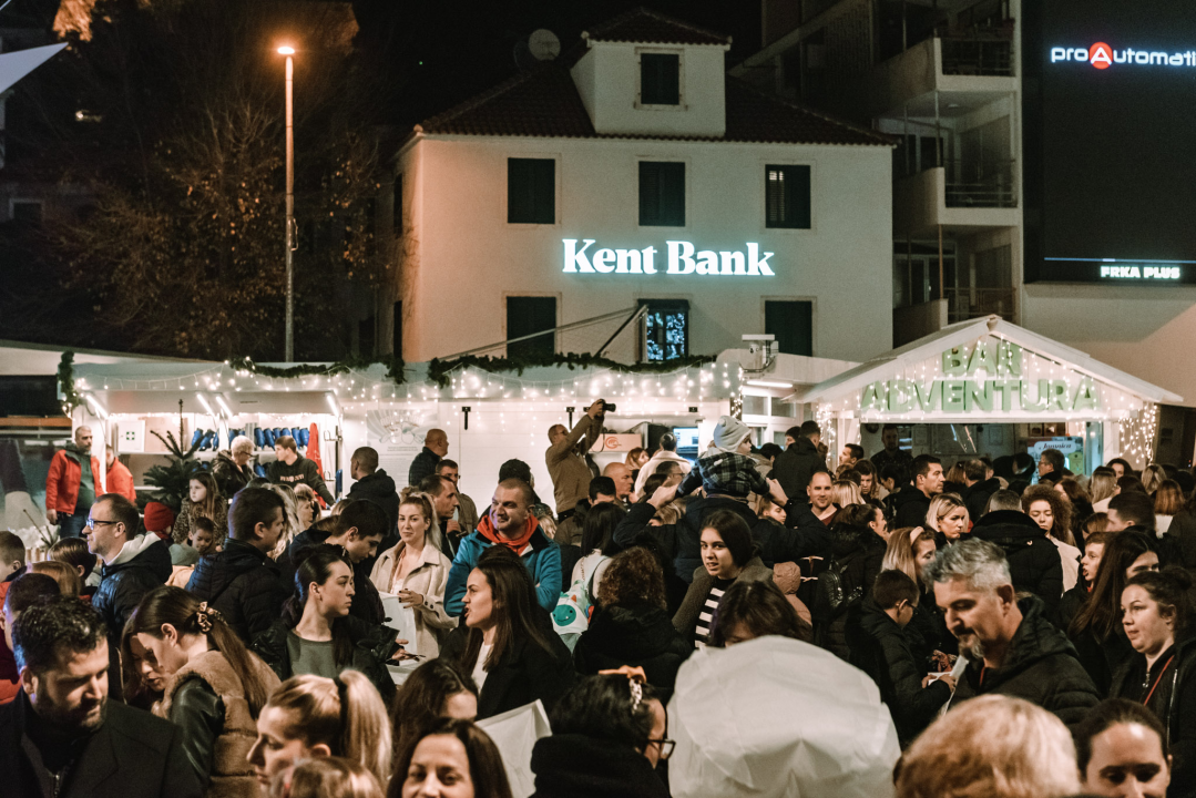Na Poljani pušteni lampioni za obitelj iz Rasline: Prekrasni prizori u mirnoj novogodišnjoj noći