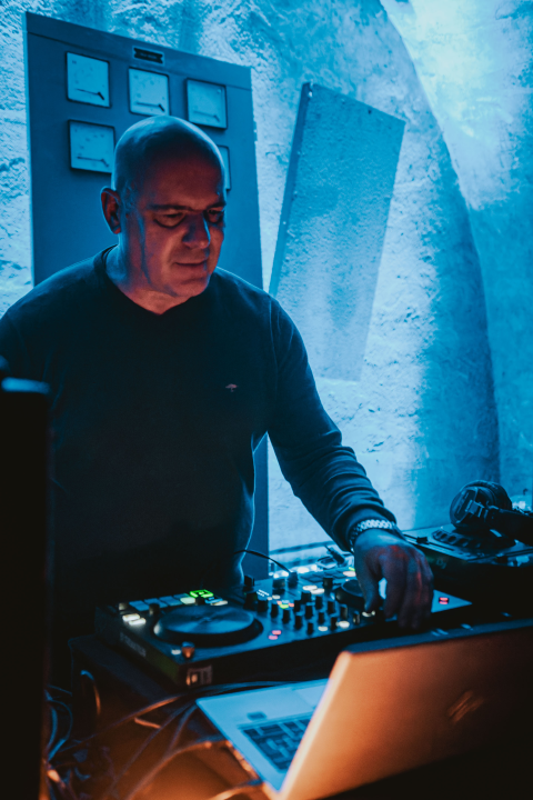 Rasplesana novogodišnja zabava u Tunelu uz milanski duo Modular Project