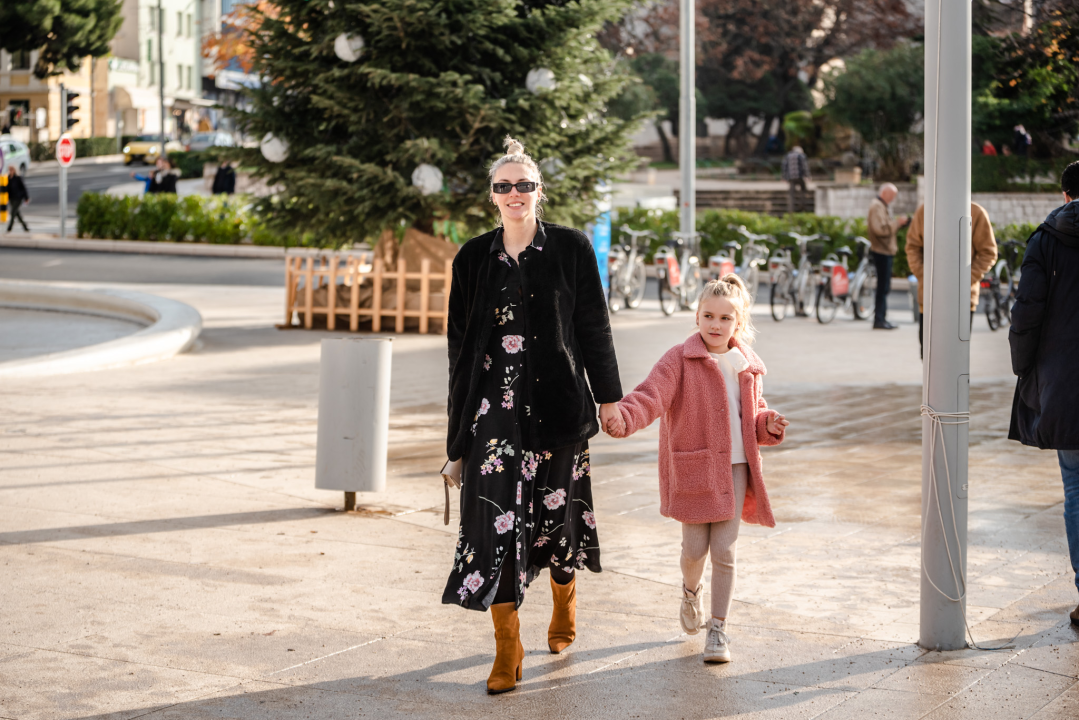 Lijepe Šibenčanke prošetale gradom i pokazale koji su modni komadi u trendu 