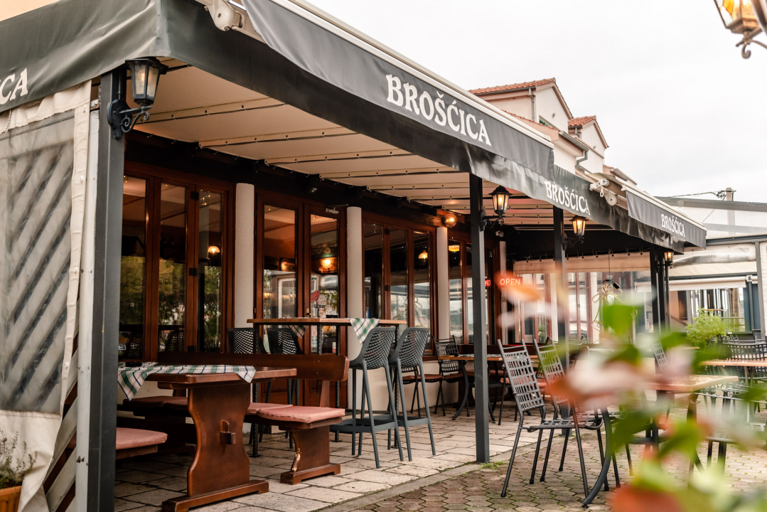 Posjetite konobu Brošćica u Tisnom i uživajte u njihovim ukusnim specijalitetima! 