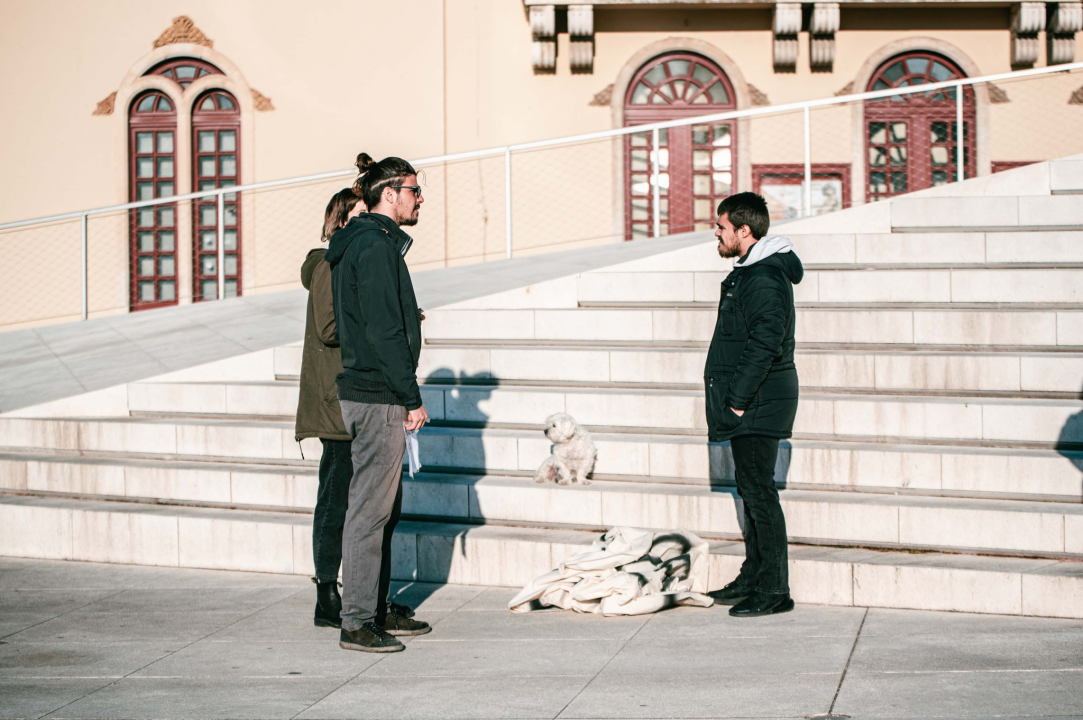 Prosvjednici za prava žena okupili se na Poljani: Nasuprot njih dvadesetak muškaraca molilo krunicu 