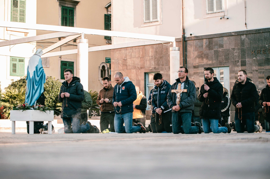 Prosvjednici za prava žena okupili se na Poljani: Nasuprot njih dvadesetak muškaraca molilo krunicu 