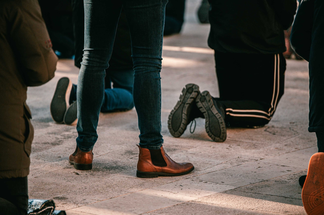 Prosvjednici za prava žena okupili se na Poljani: Nasuprot njih dvadesetak muškaraca molilo krunicu 