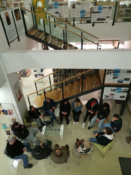 U kninskoj knjižnici otvorena izložba Zidnih novina na temu NK Dinare i željeznice