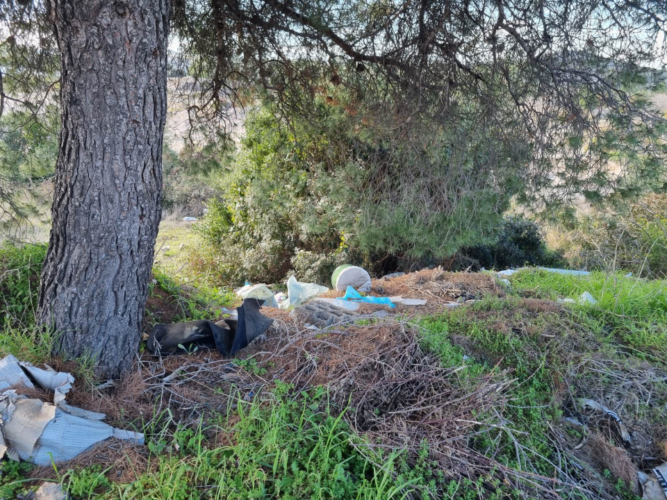 Jedni čiste, drugi zagađuju: Hrpe smeća, šute, namještaja i guma i dalje se gomilaju po šibenskim kvartovima
