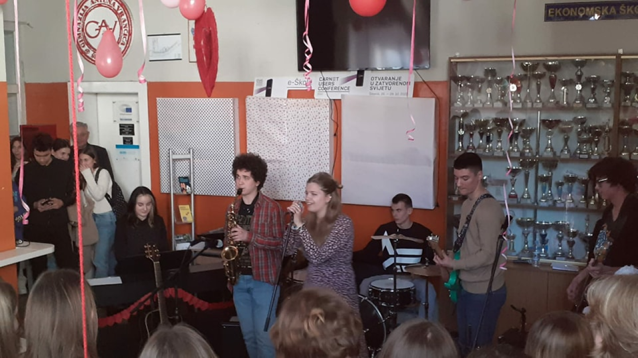 Pogledajte kako su šibenski gimnazijalci obilježili Valentinovo