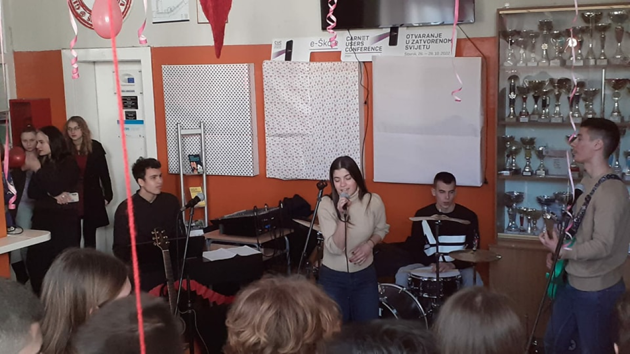 Pogledajte kako su šibenski gimnazijalci obilježili Valentinovo