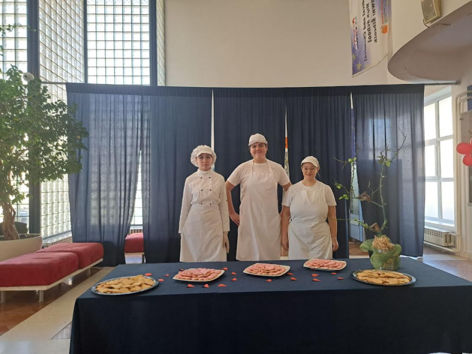 Učenici Turističko-ugostiteljske škole obilježili Valentinovo: Izradili plakate s ljubavnim pjesmama, ispekli kolačiće...