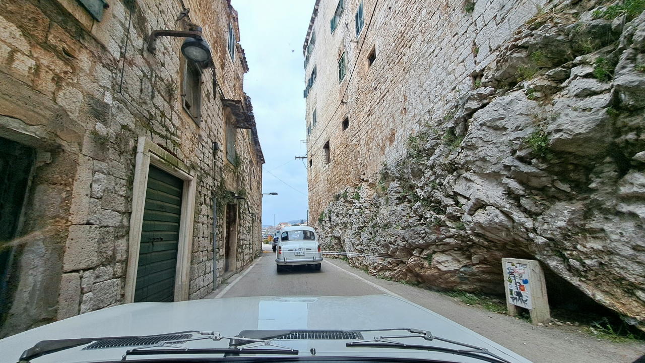 Vlasnici oldtimera iz cijele Dalmacije nedjelju proveli na druženju u Šibeniku