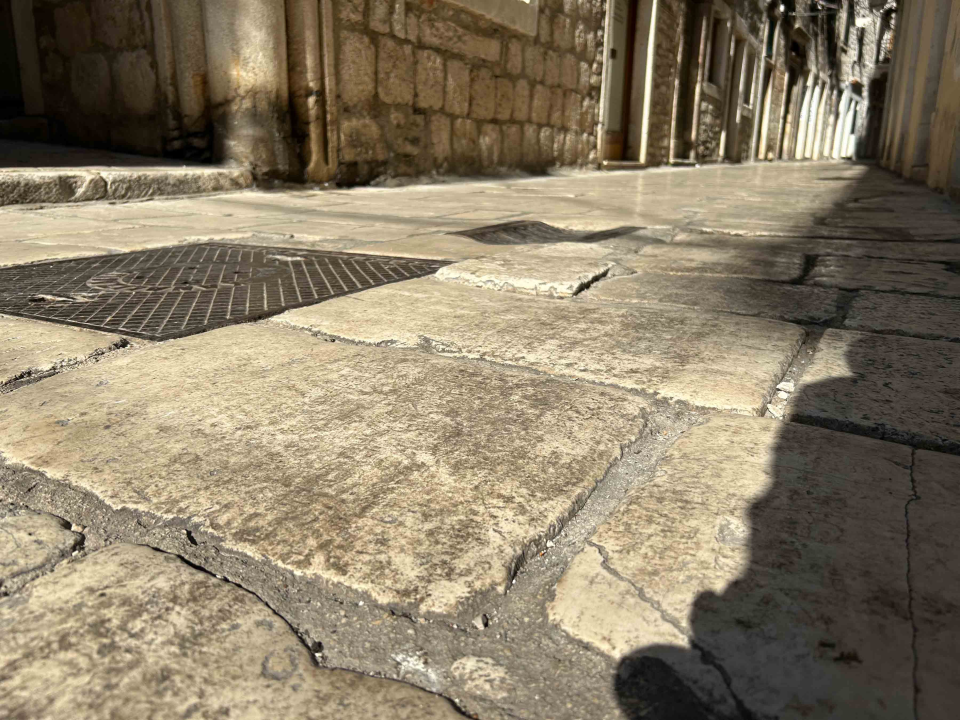 Šibenik njeguje tradiciju, barem onu srednjovjekovnu prljavih ulica!