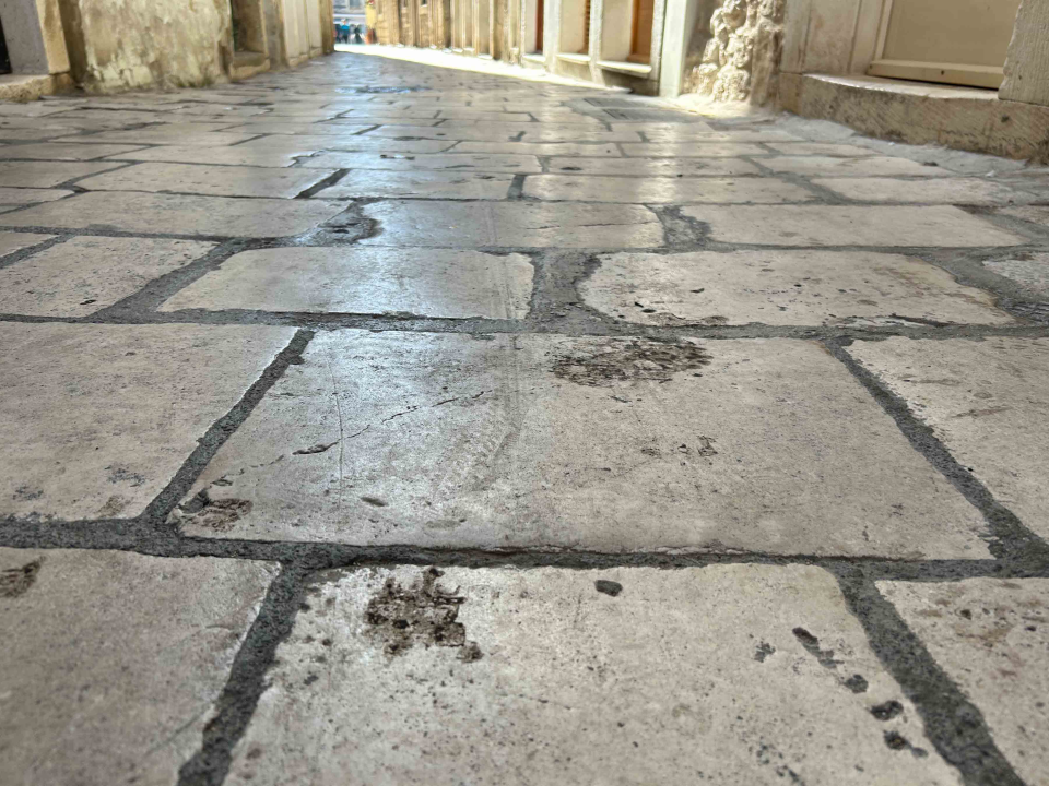 Šibenik njeguje tradiciju, barem onu srednjovjekovnu prljavih ulica!