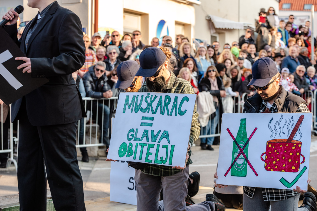 Murterini molili za predbračnu čistoću, u kokošinjcu izbila pobuna, a Let 3 napravio spektakl