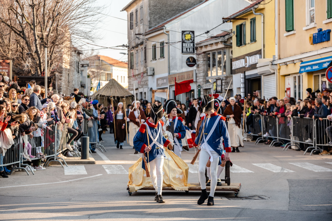 Murterini molili za predbračnu čistoću, u kokošinjcu izbila pobuna, a Let 3 napravio spektakl