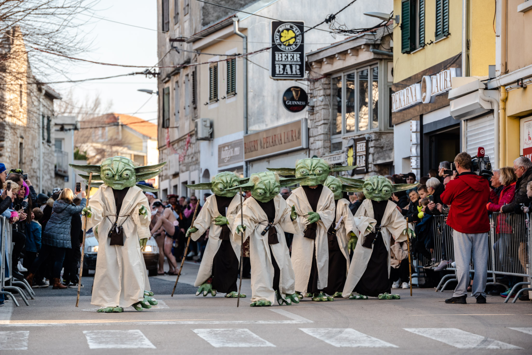 Murterini molili za predbračnu čistoću, u kokošinjcu izbila pobuna, a Let 3 napravio spektakl