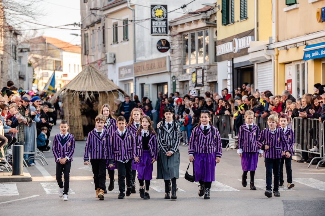 Murterini molili za predbračnu čistoću, u kokošinjcu izbila pobuna, a Let 3 napravio spektakl