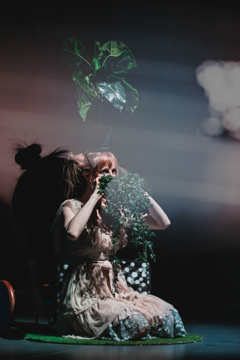 Neverbalna fantazija u Arsenu u maniri novog cirkusa: Usamljena žena protiv masovnog zla