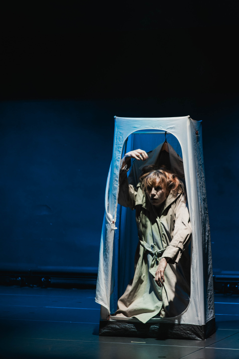 Neverbalna fantazija u Arsenu u maniri novog cirkusa: Usamljena žena protiv masovnog zla