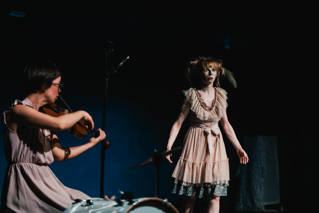 Neverbalna fantazija u Arsenu u maniri novog cirkusa: Usamljena žena protiv masovnog zla