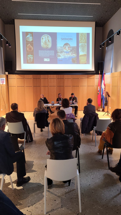 U Društvenom centru u Skradinu predstavljena knjiga 'Skradin. From prehistoric to modern times'  