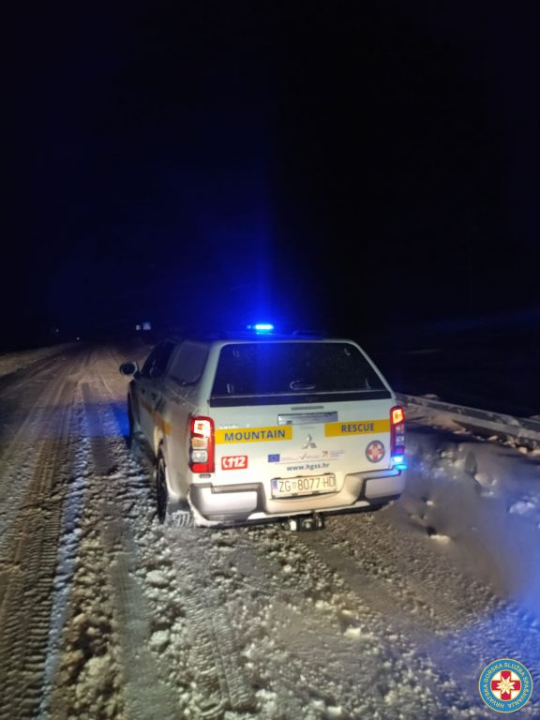 Članovi HGSS stanice Šibenik pomagali ljudima koji su ostali zameteni u snijegu