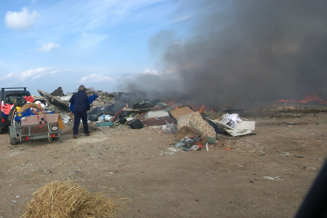 Nastavljeno spaljivanje smeća na Hripama na Murteru: Gore tamo i instalacije i maske s popularnih 'baka'
