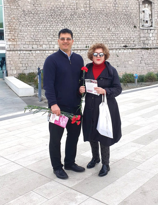 Članovi SDP-a Šibensko-kninske županije danas su tradicionalno dijelili karanfile širom županije 