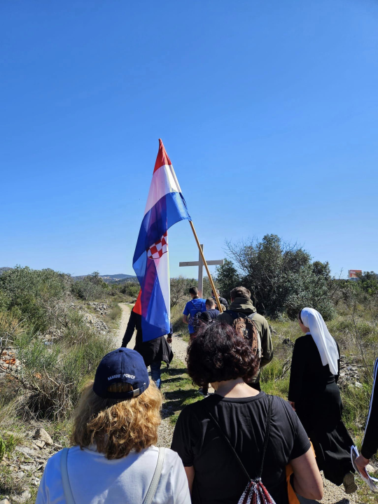 Križni put mladih Šibenske biskupije od katedrale do Okita