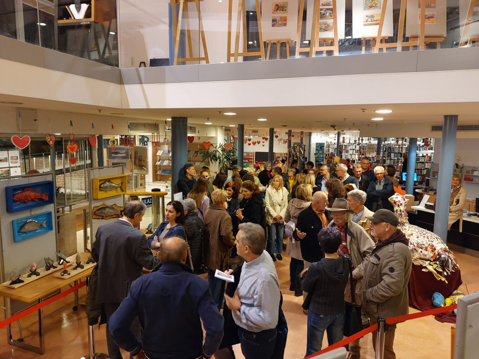 U knjižnici otvorena izložba skulptura od palminog drva Branka Kronje i Frane Stančića