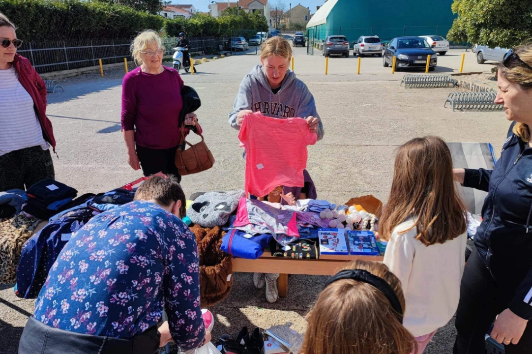 U Vodicama održan prvi Školski buvljak: Pogledajte kako je bilo 