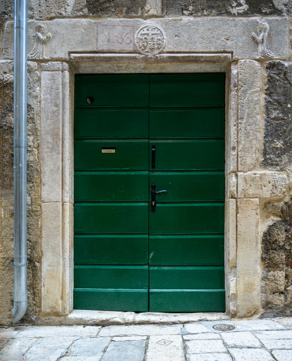 Društvo Juraj Dalmatinac obnovilo još jedan gotički portal s jedinstvenim nadvratnikom