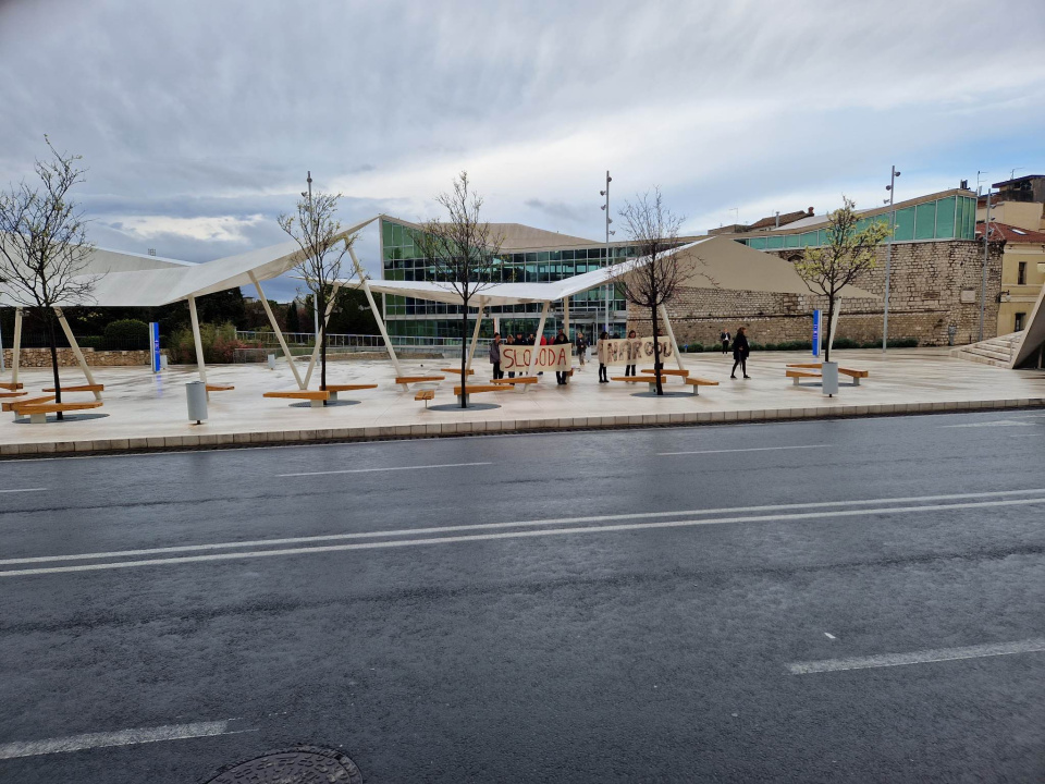 Kontraprosvjednici držali transparent 'Sloboda narodu', molitelji se pojačali 'vodičkim umjetnikom' Matešom 