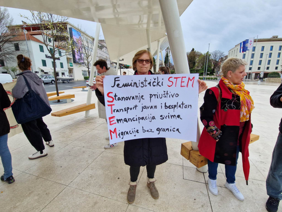 Kontraprosvjednici držali transparent 'Sloboda narodu', molitelji se pojačali 'vodičkim umjetnikom' Matešom 