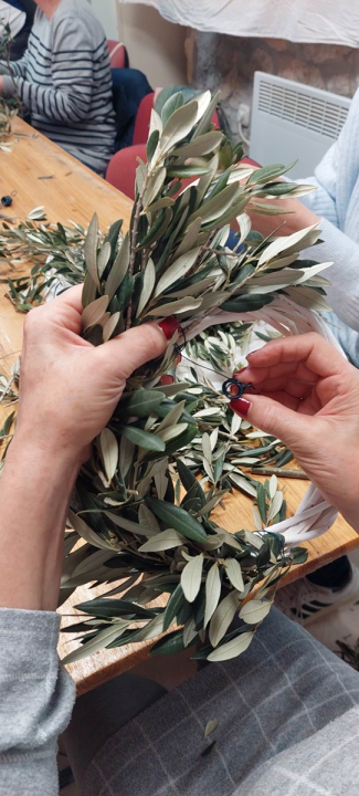 U Tisnom radionica izrade vijenaca od maslinovih grančica