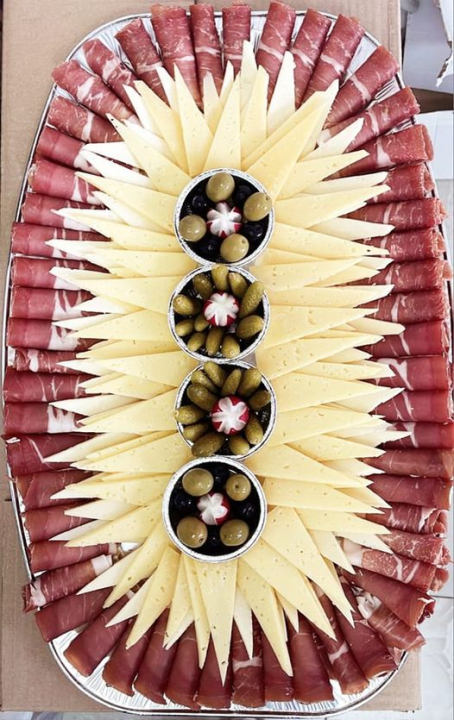 Delikatese Petrović sa šibenske pijace počastit će za Uskrs jednog čitatelja s platom za četiri osobe