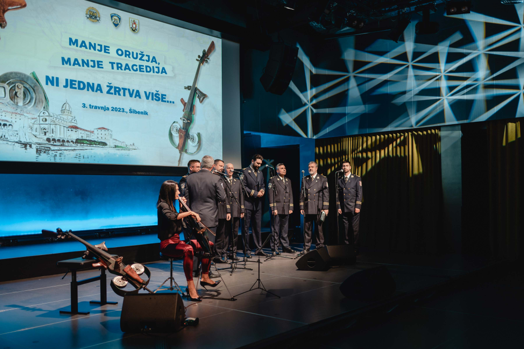 Ana Rucner u Arsenu svirala na violončelu od dragovoljno predanog ilegalnog oružja