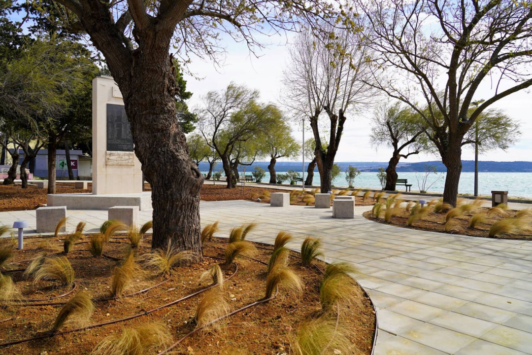 Burić i Mileta u Raslini obišli novi trg: 'Vjerujem da će biti koristan mještanima i gostima'