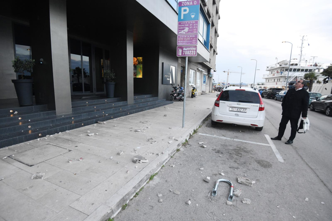 Bura srušila komade stare fasade sa zgrade poviše Kuće umjetnosti Arsen