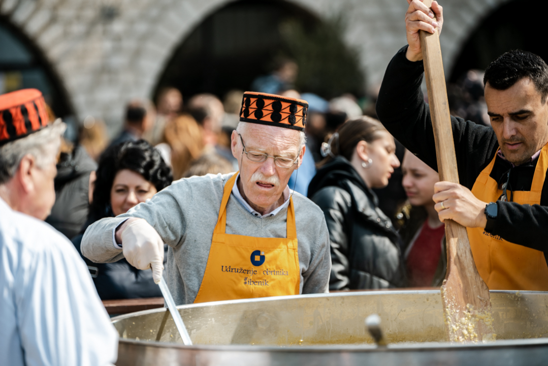 Tradicionalni šibenski Uskrsni doručak uz mega fritaju, domaća jela i slastice 