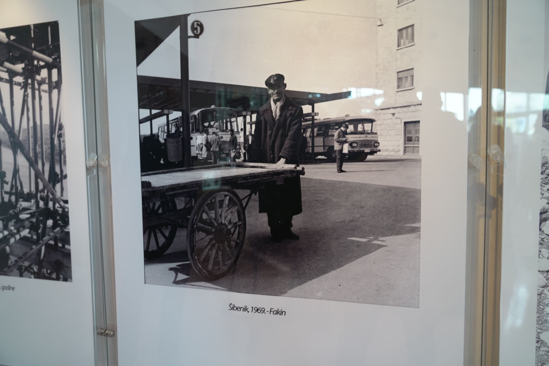 U knjižnici otvorena izložba novinske fotografije Slobodne Dalmacije '80 godina u objektivu'