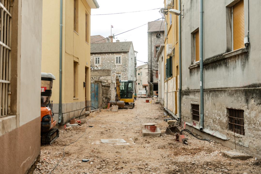 Saznali smo zašto su zapeli radovi od Caritasa do Šarine pekare: Rokovi probijeni, Facebook 'gori'