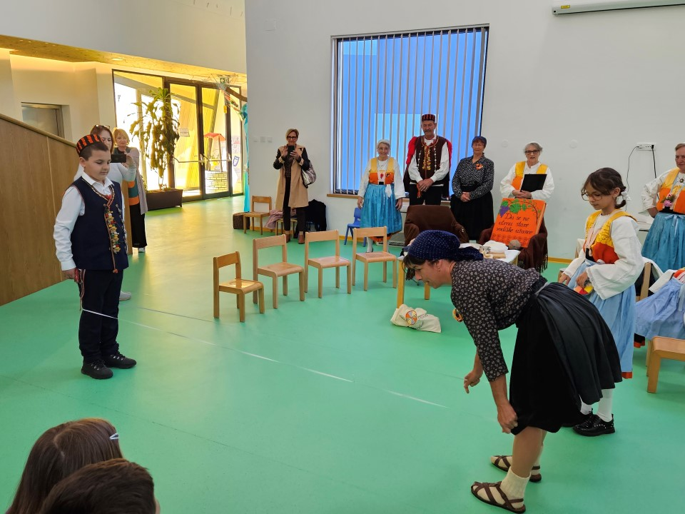 Vodički mališani učili o starim običajima: Igralo se na laštik, ali i ponovila vodiška abeceda