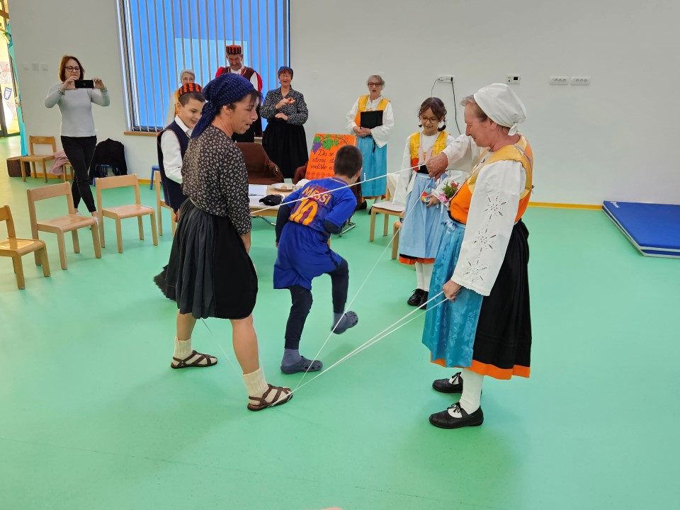 Vodički mališani učili o starim običajima: Igralo se na laštik, ali i ponovila vodiška abeceda