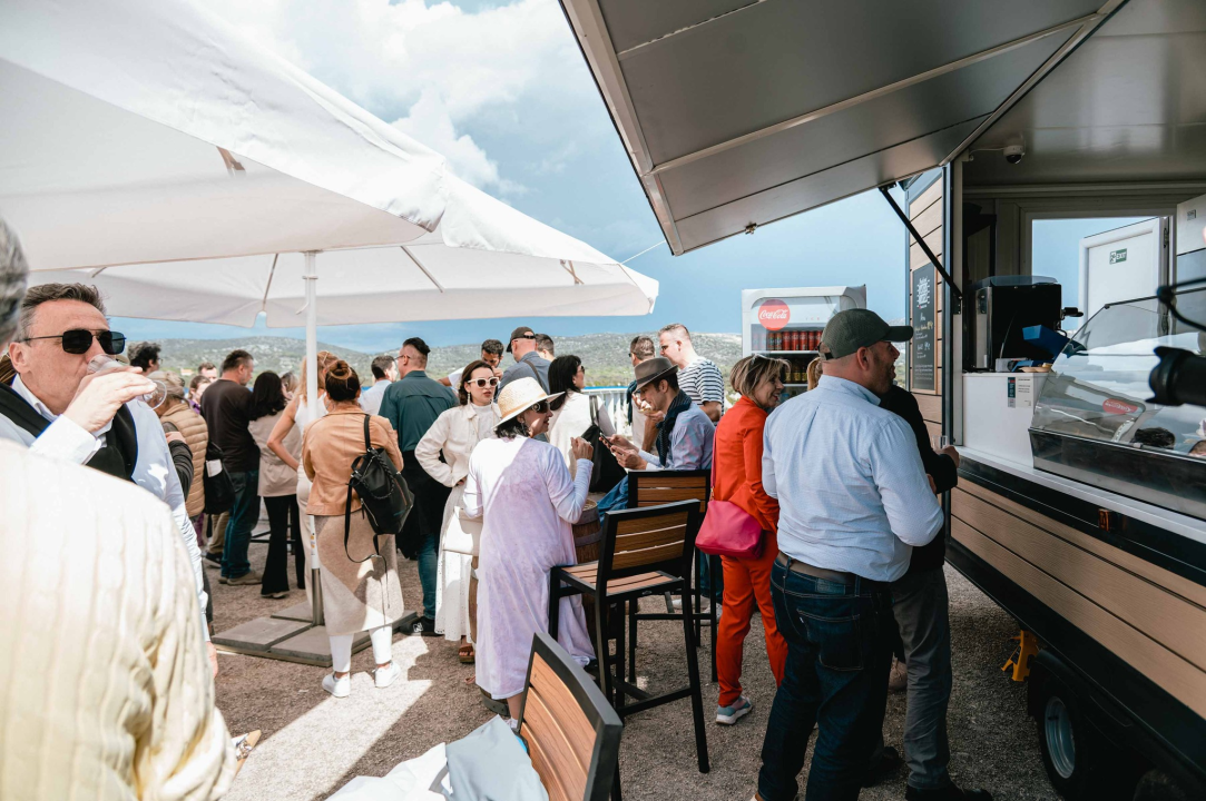 Uživajte u morskim delicijama kušaonice školjaka i vina Oyster22!